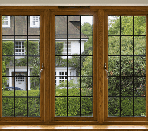 Почему стоит выбрать деревянные окна и двери для строительства дома?